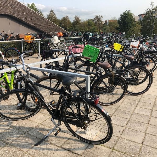 Fietsenrekken en fietsafscheidingen bij het Sterren College in Haarlem